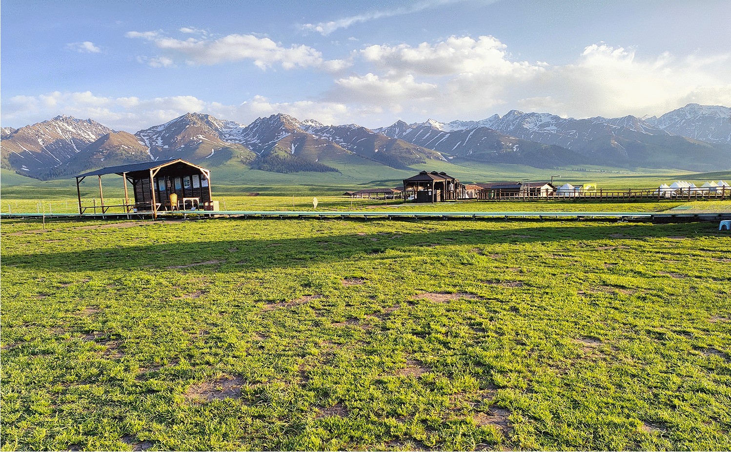 Representative landscape of the tourism-pastoralism compromise in the Nalati grassland (photocredit: Dandan Zhao)