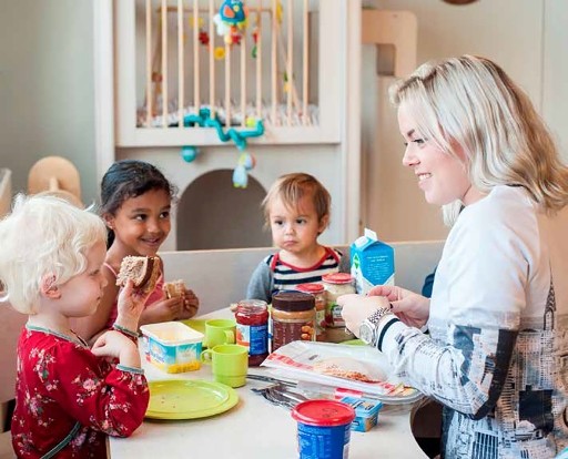 Baby eten laten likken