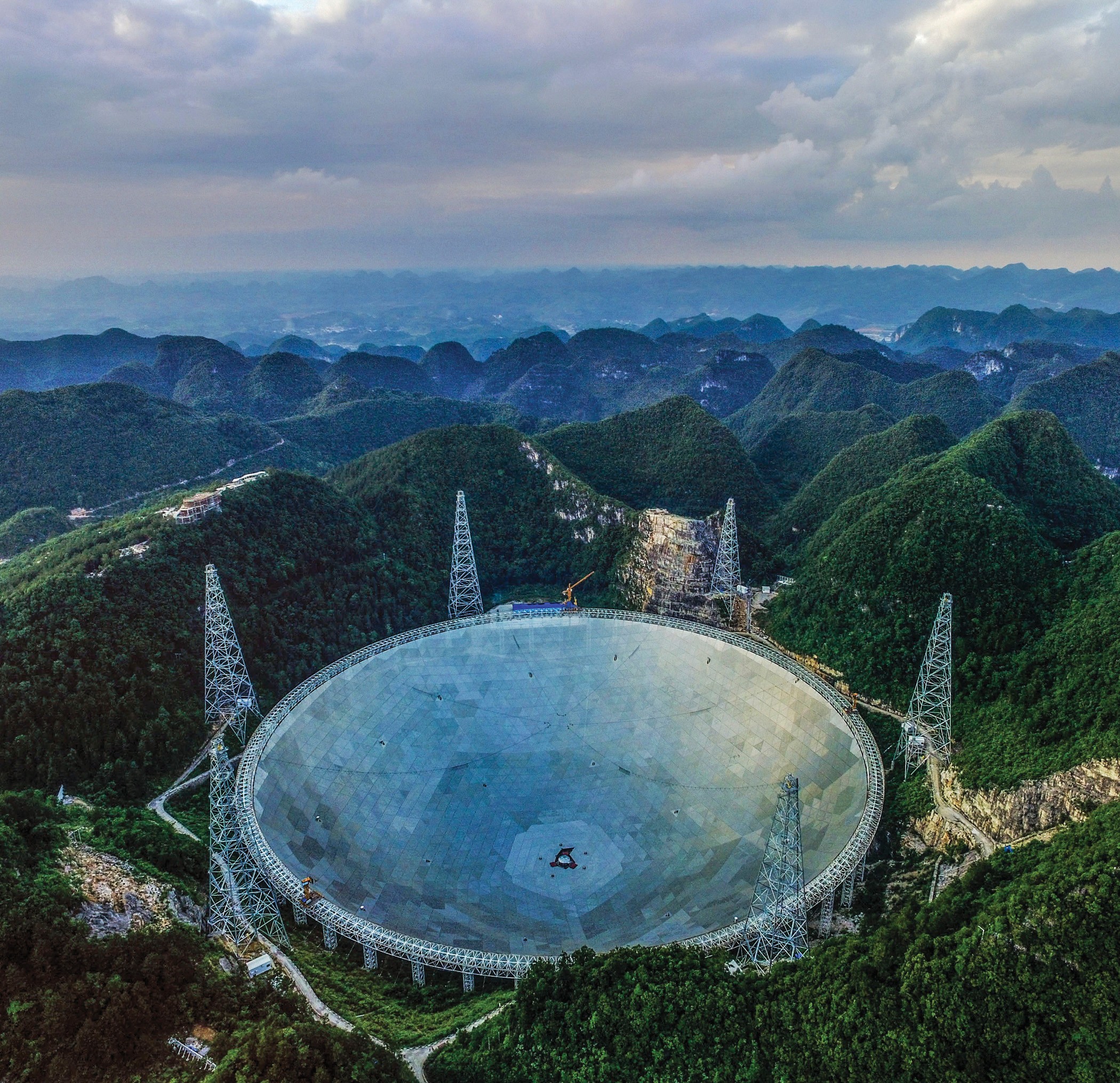 Самый большой телескоп в мире находится. Радиотелескоп в Китае fast. Телескоп fast Китай. Телескоп астрономической обсерватория Аресибо.. Телескоп Гуйчжоу.