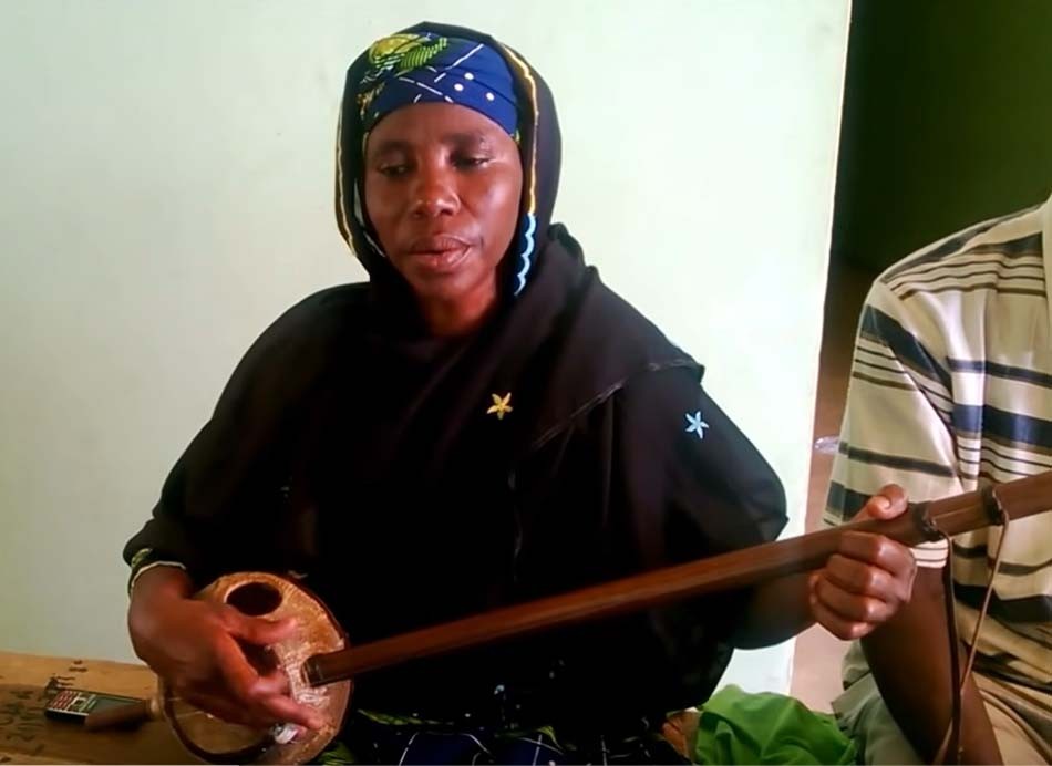 Fig. 3: Hausa gurmi played by Salamatu Mai Gurmi, collected by Abdalla Ubu Adamu (still from YouTube video [Adamu, 2013]).