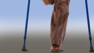 Mann mit amputiertem Bein auf Krücken