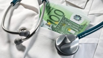 Geldscheine in Arztkittel