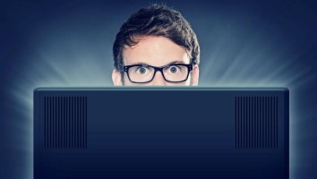 junger Mann vor Computer-Bildschirm