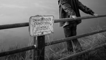 Person vor einem Abgrund