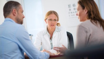 Ärztin im Gespräch mit Paar