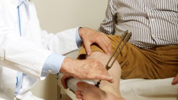 Neurologische Untersuchung mit Stimmgabel 