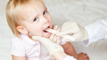 Halsuntersuchung bei kleinem Mädchen