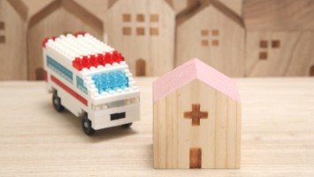 Miniatur-Klinik und Rettungswagen