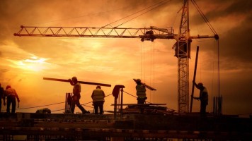 Bauarbeiter arbeiten auf einer Baustelle
