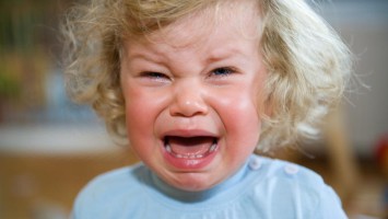 Kleines schreiendes Mädchen