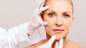 Frau beim Schönheitschirurgen