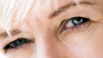 blaue Augen einer Seniorin