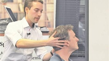 Epley-Manöver: Dr. Philipp Wimmer (li.)