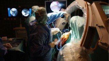 Minimalinvasive AC-Gelenk-Operation