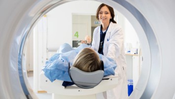 Ärztin schiebt Patientin ins CT