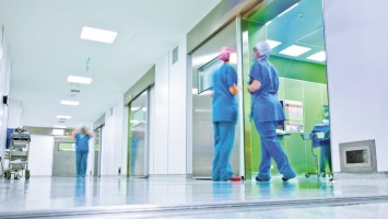 Klinikflur mit Personal