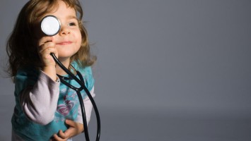 Mädchen mit Stethoskop