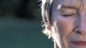 Frau mit Schmerzen
