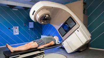Mann erhält Strahlentherapie