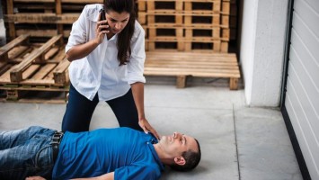 Frau bei ohnmächtigem Mann setzt Notruf ab