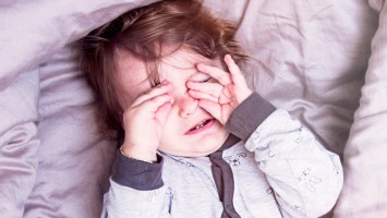 Kleines Kind im Bett