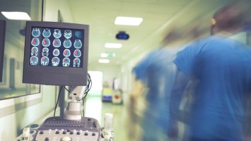 Neurologe eilt durch Krankenhausgang