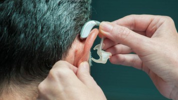 Hörgerät wird aufgesetzt