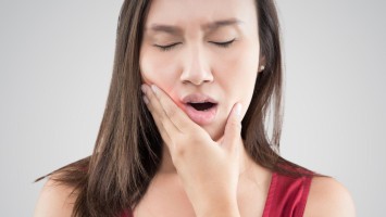 Frau mit schmerzendem Kiefer