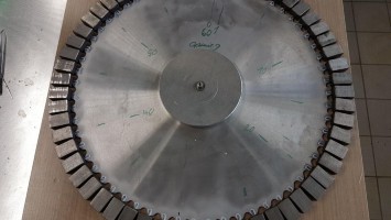 Saw blade with new geometry for optimum adhesive bonding