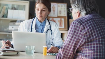 Patient im Gespräch mit Ärztin