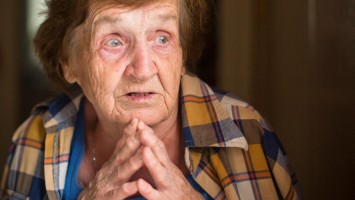 Ältere Frau schaut verwirrt