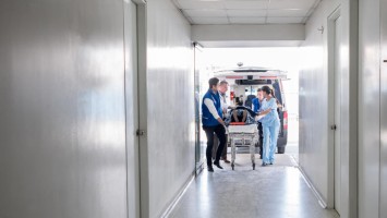 Krankenwagen bringt Patient zum Krankenhaus