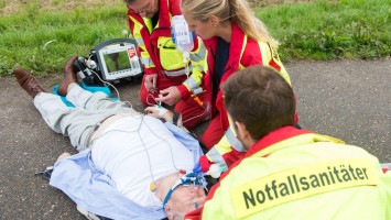 Rettungsdienst und Notarzt versorgen schwer kranken Mann