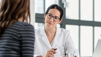 Ärztin berät eine junge Patientin