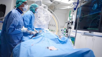 Kardiologen implantieren Stent (Symbolbild mit Fotomodellen)