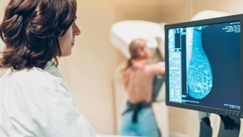 Ärztin bei der Mammografie