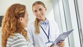 Ärztin und Patientin im Gespräch