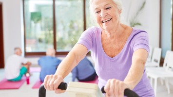 Frau trainiert mi Fitnessstudio