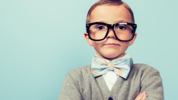 Junge mit Brille