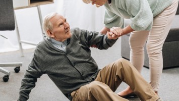 Alter Mann liegt am Boden