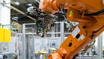 Porsche tests the transmission of robot signals with 5G.