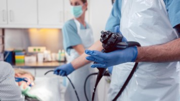 Ein Ärzteteam bei der Endoskopie untersucht den Magen einer Patientin