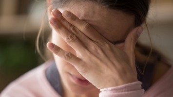 Frau mit Kopfschmerzen