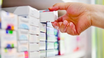 Medikamente werden aus dem Schrank geholt