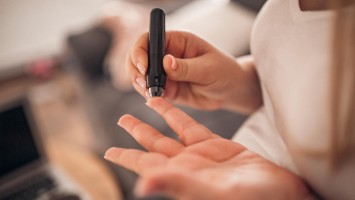 Schwangere misst Blutzucker