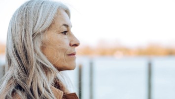 Eine ältere Frau schaut in die Ferne