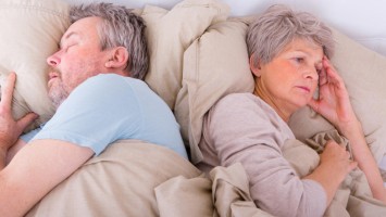 Paar im Bett, Frau liegt wach