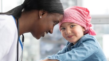 Ärztin und kleines Mädchen mit Kopftuch