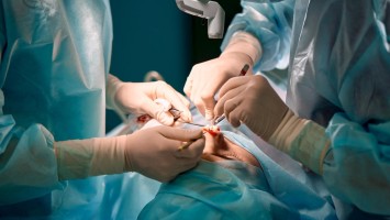 Eine Rhinoplastik-OP durchgeführt von zwei operierenden Personen