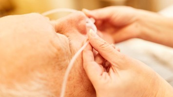 Älterer Maske mit Sauerstoffmaske
